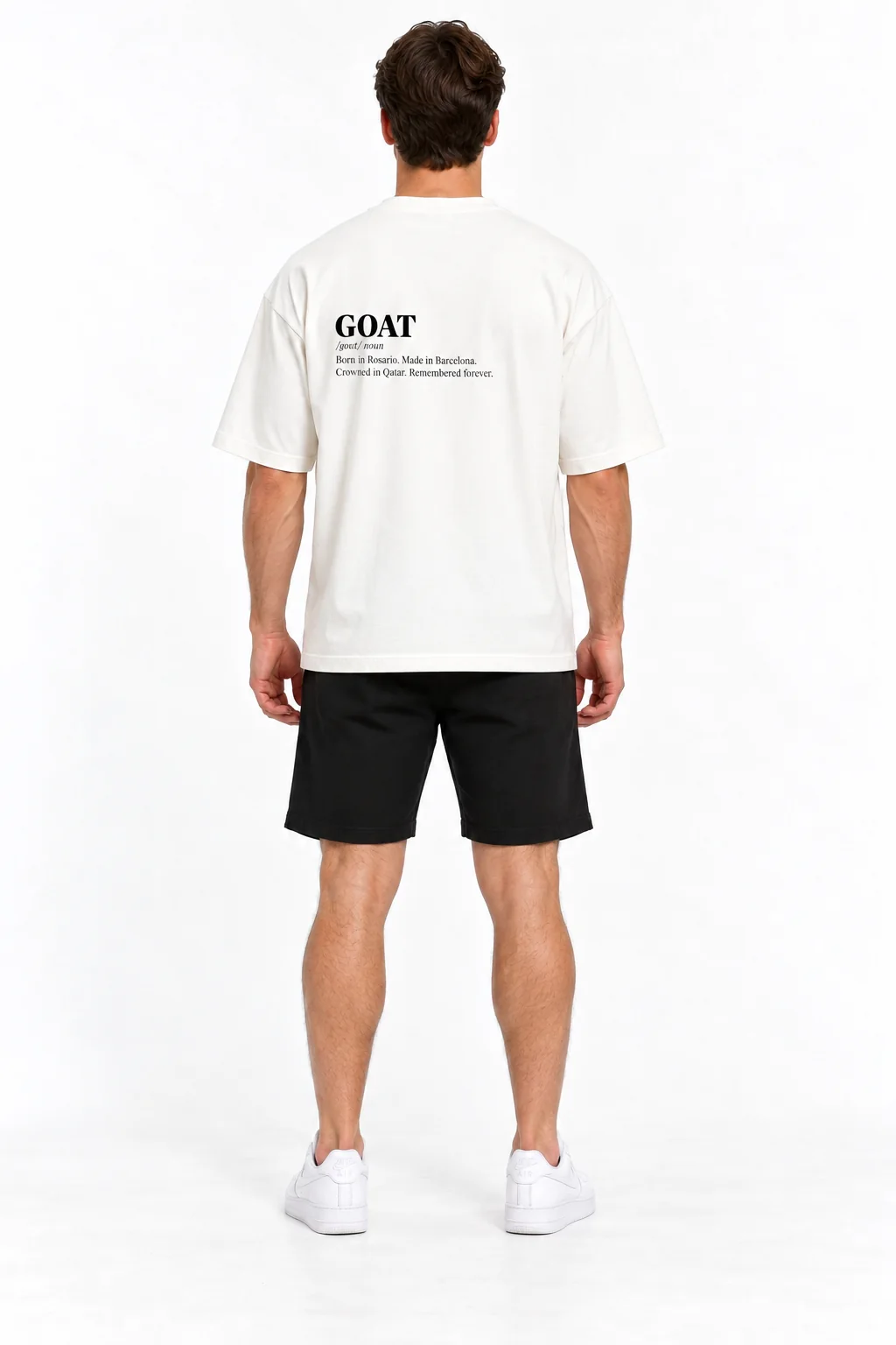Modelo de costas usando a camiseta La Pulga branca, com a estampa GOAT