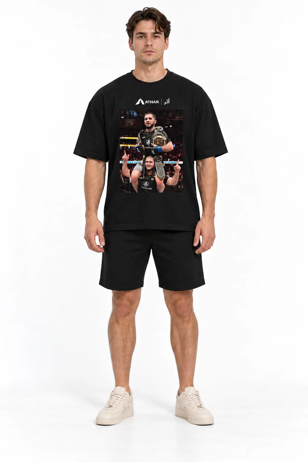 Modelo de frente usando a camiseta Send Him preta, com a estampa de Khabib Nurmagomedov e Islam Makhachev